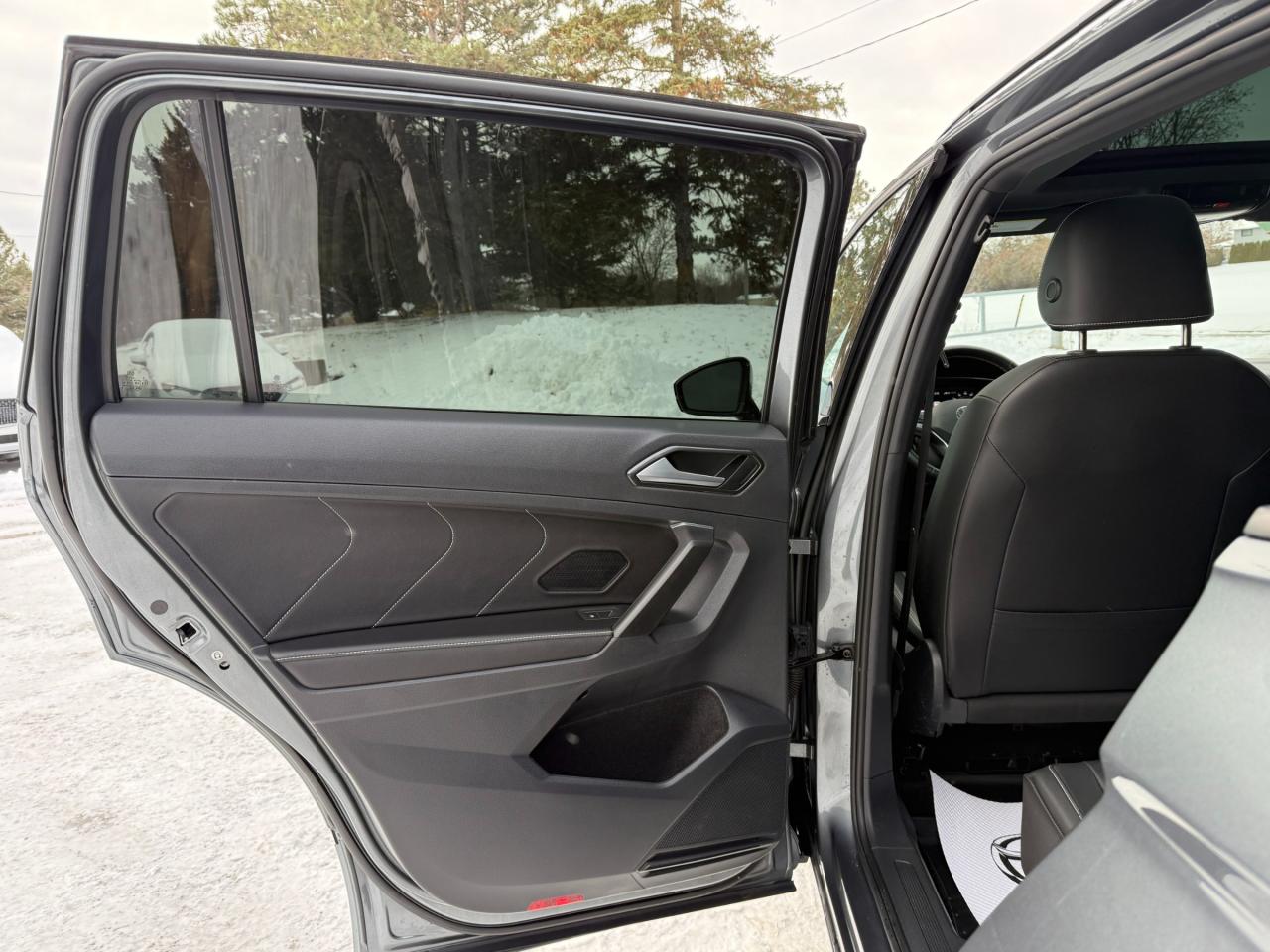 2023 Volkswagen Tiguan Comfortline R-Line Black 4dr All-Wheel Drive 4MOTION Photo