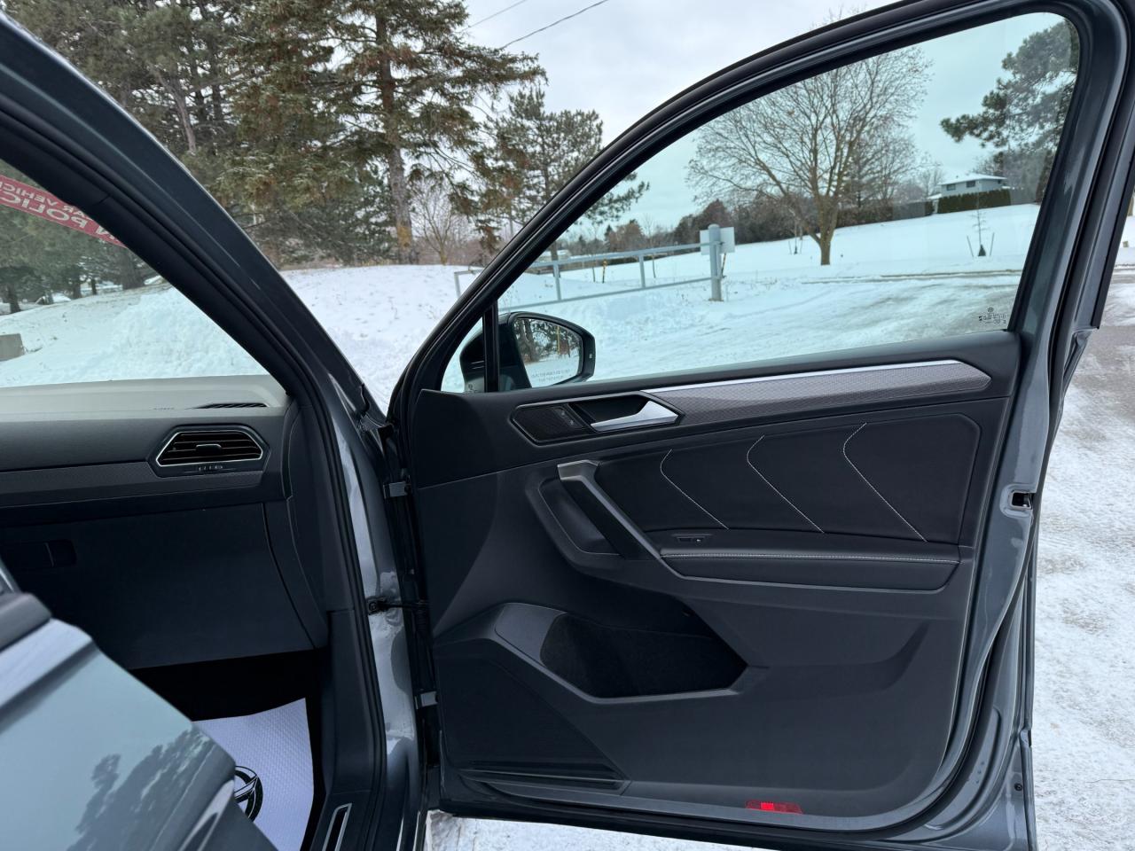 2023 Volkswagen Tiguan Comfortline R-Line Black 4dr All-Wheel Drive 4MOTION Photo