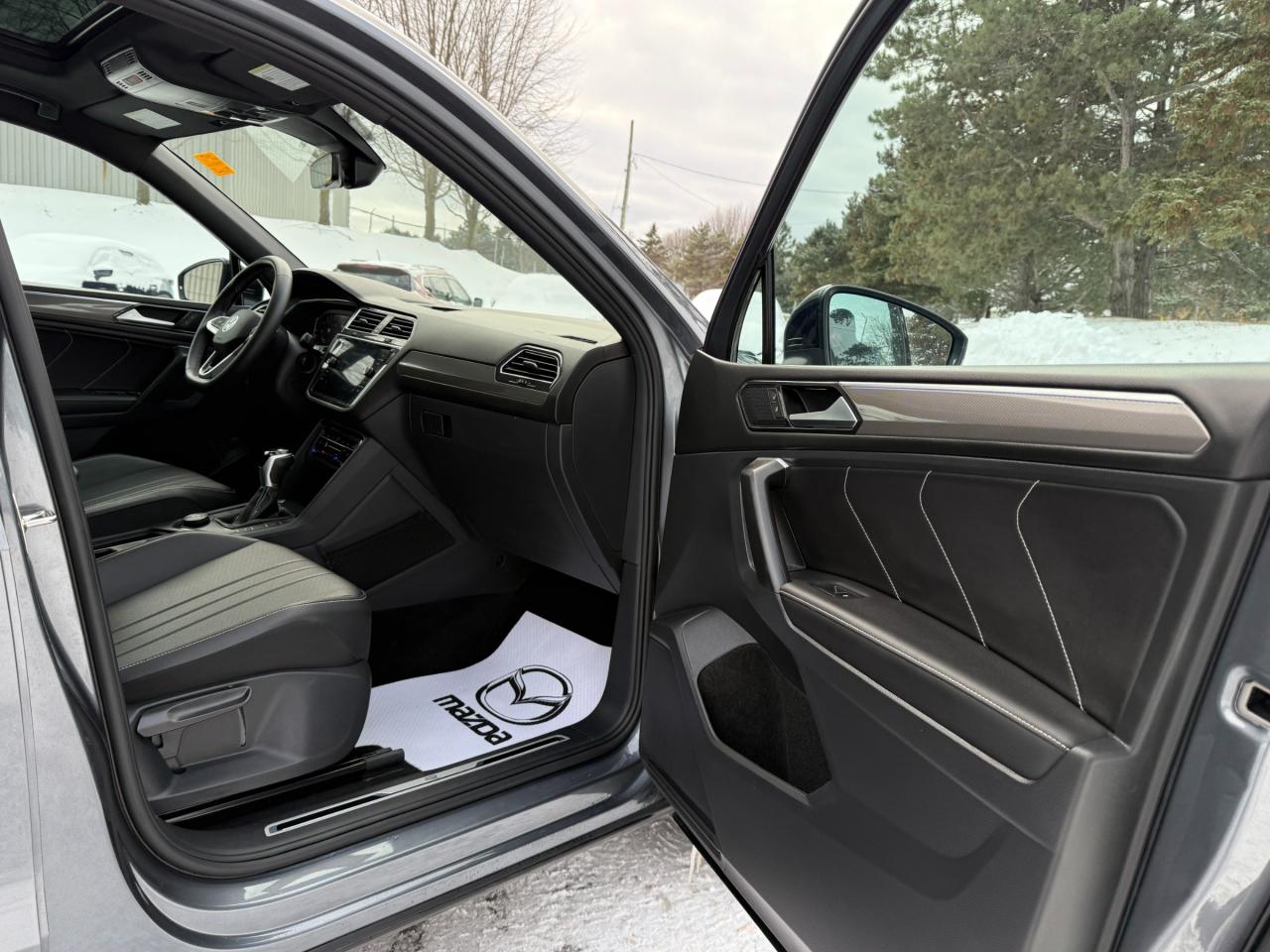 2023 Volkswagen Tiguan Comfortline R-Line Black 4dr All-Wheel Drive 4MOTION Photo