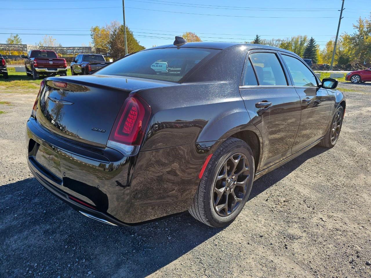 2023 Chrysler 300 Touring-L 4dr All-Wheel Drive Sedan Photo4