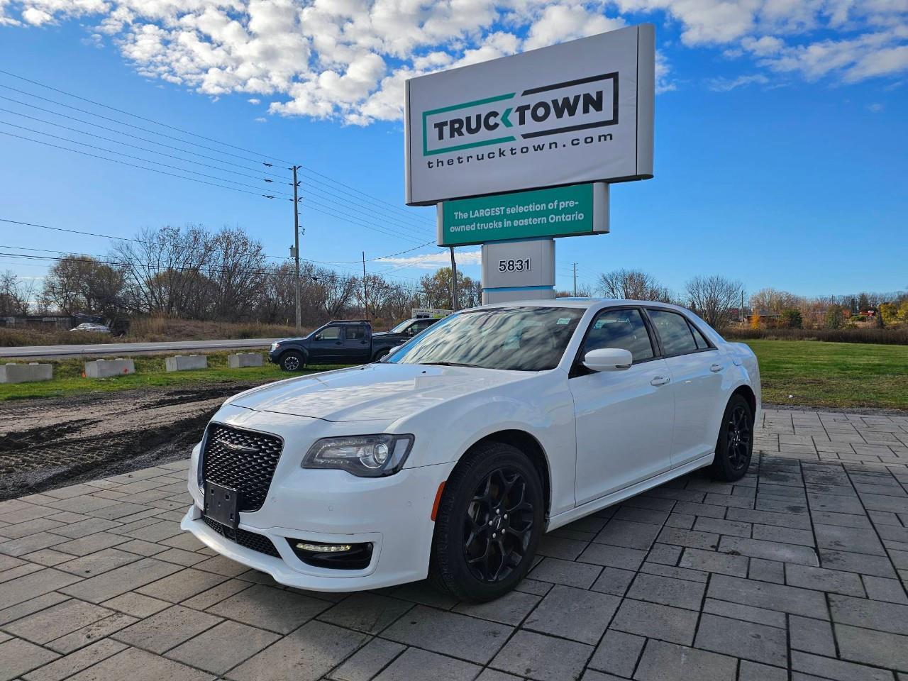 2023 Chrysler 300 Touring-L 4dr All-Wheel Drive Sedan Photo0