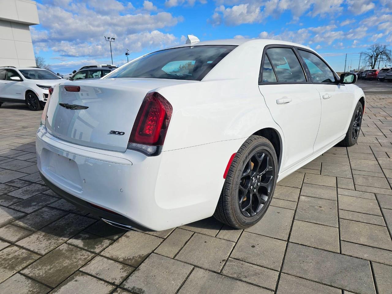 2023 Chrysler 300 Touring-L 4dr All-Wheel Drive Sedan Photo4