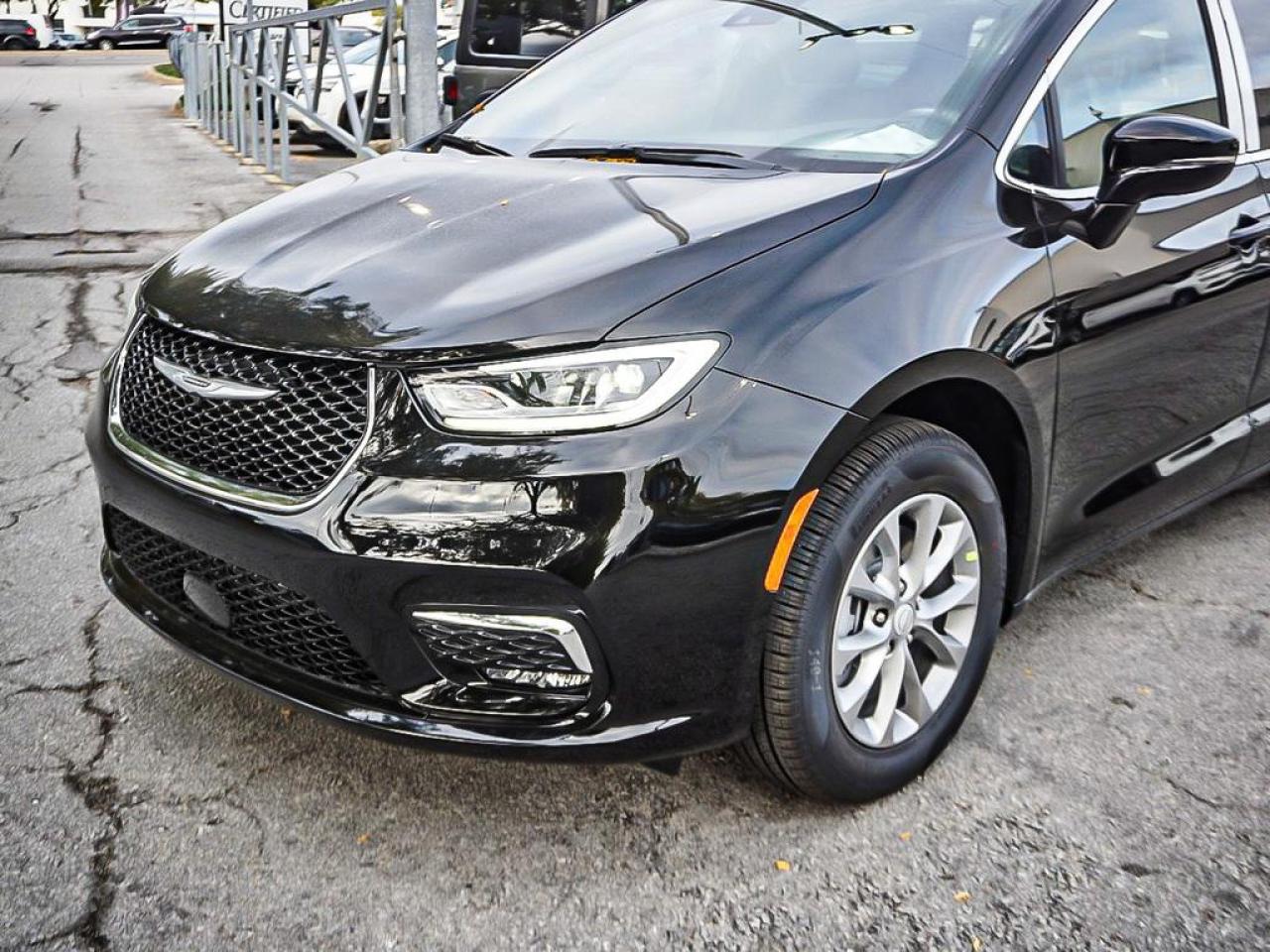 2026 Chrysler Pacifica  Photo3