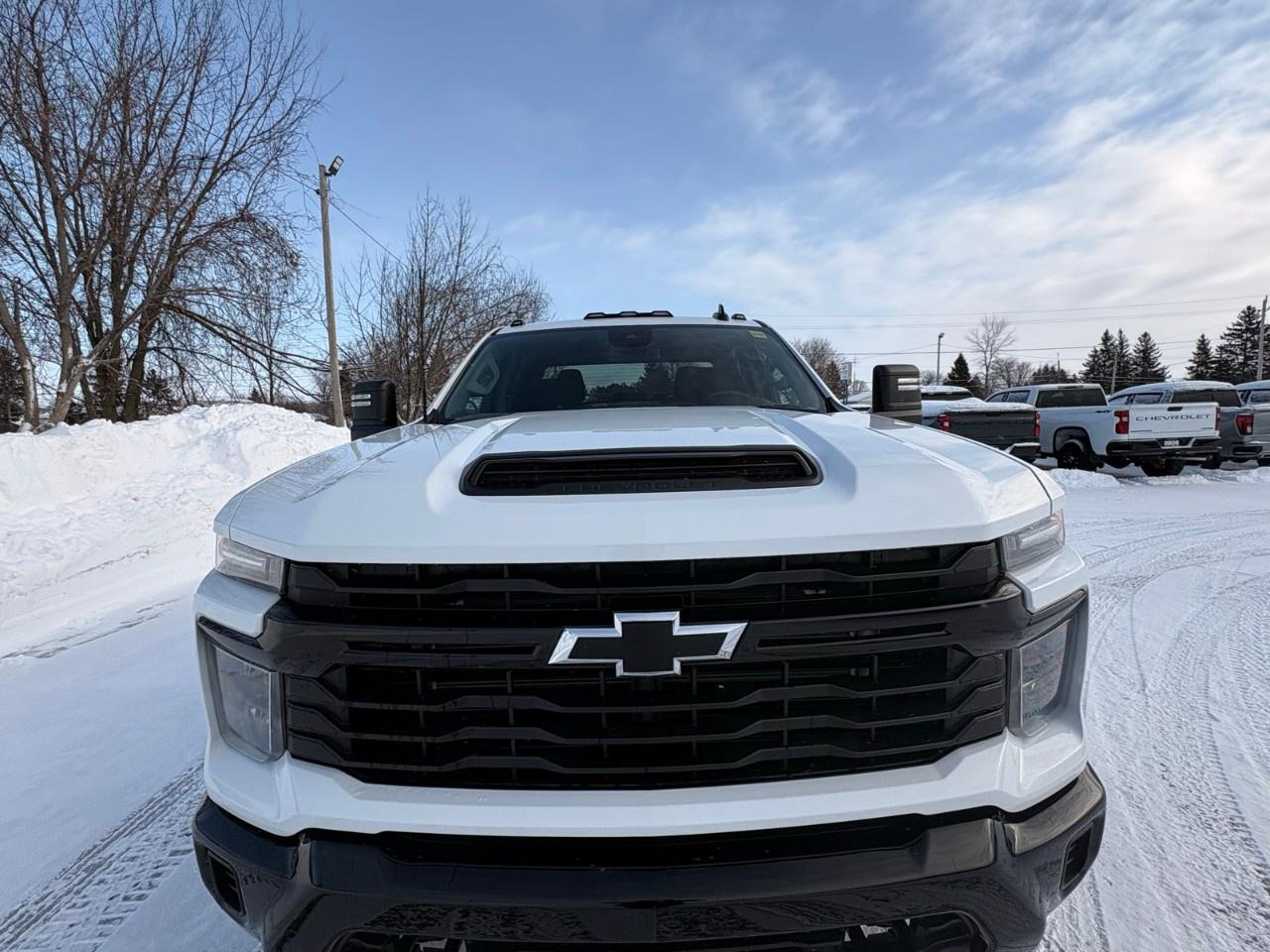 2026 Chevrolet SILVERADO 2500HD 4WD Crew Cab Standard Box Custom Photo2