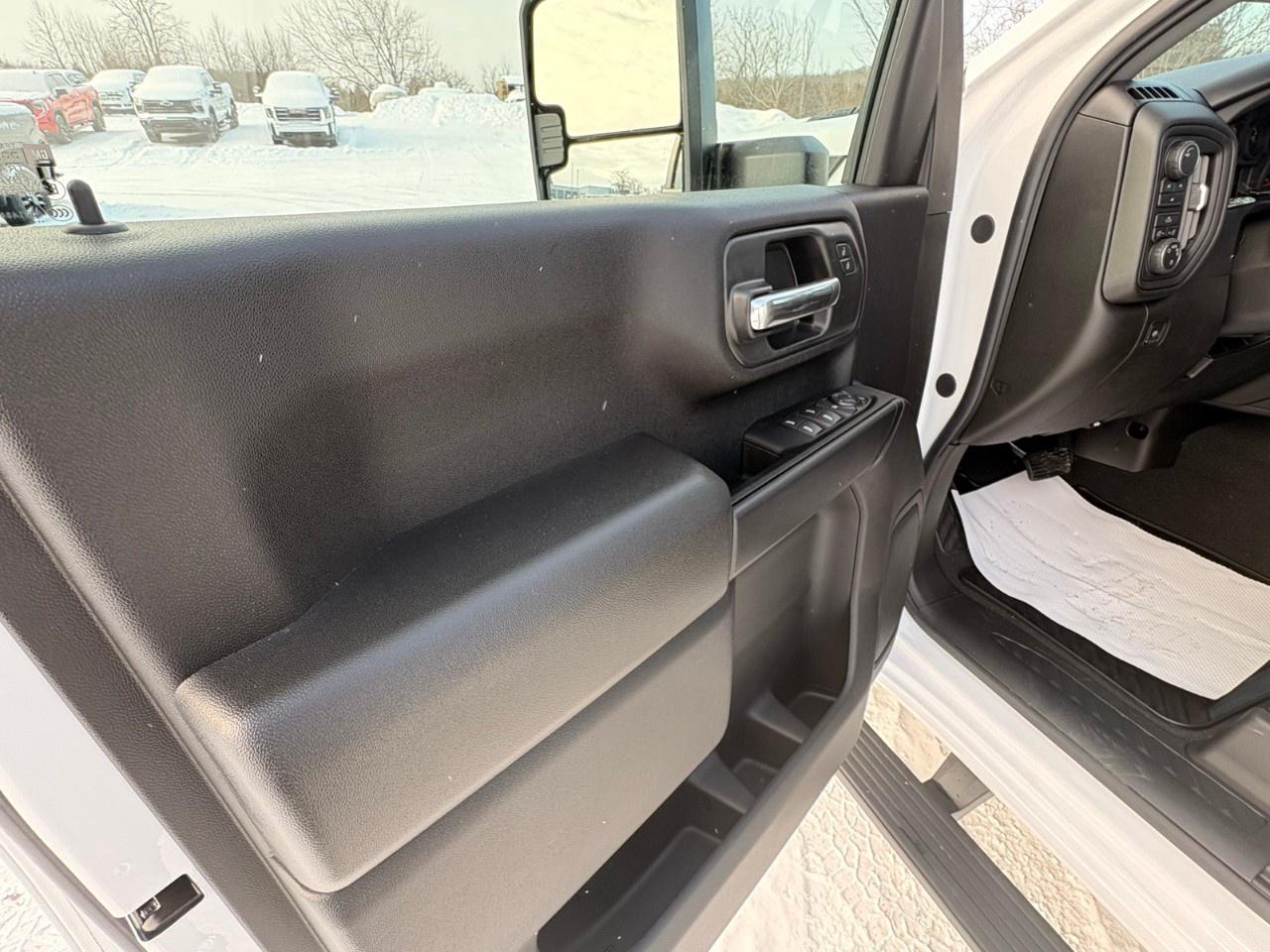 2026 Chevrolet SILVERADO 2500HD 4WD Crew Cab Standard Box Custom Photo