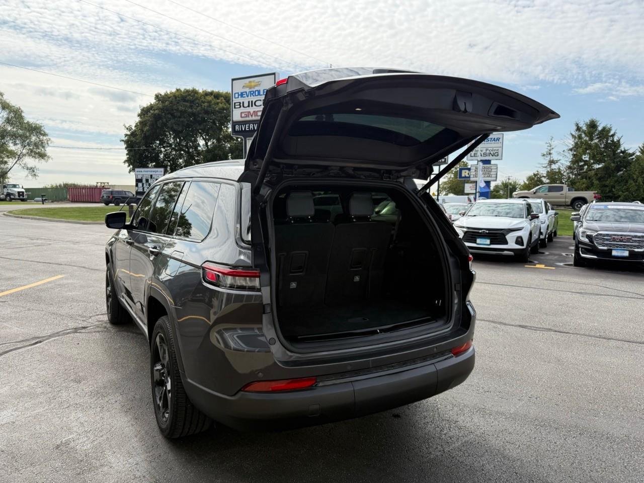 2023 Jeep Grand Cherokee L Laredo 4dr 4x4 Photo