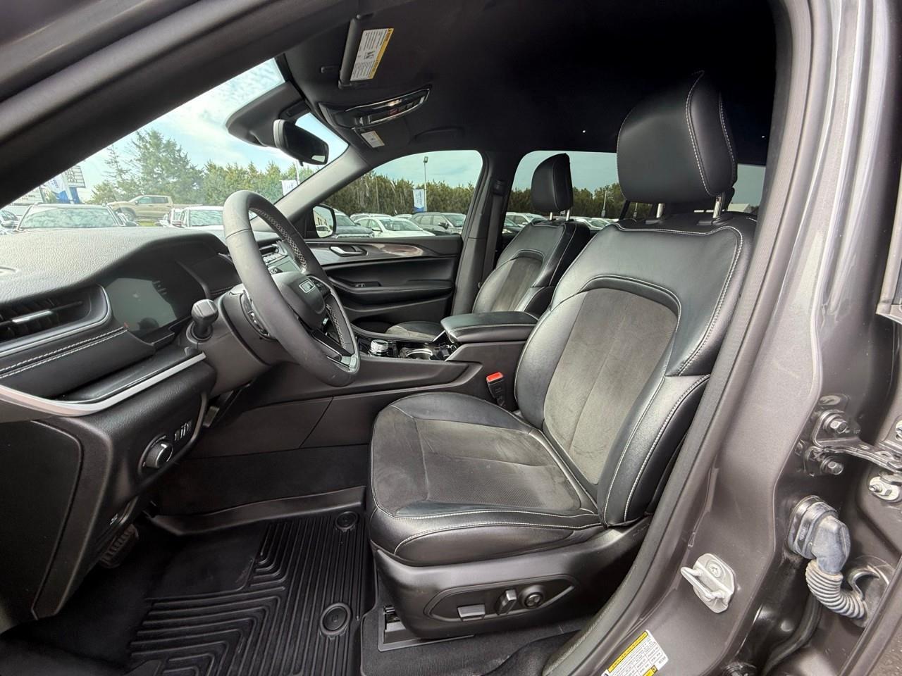 2023 Jeep Grand Cherokee L Laredo 4dr 4x4 Photo