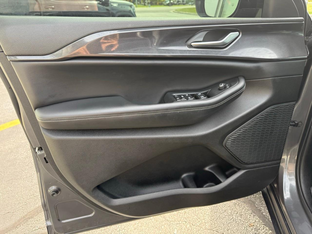 2023 Jeep Grand Cherokee L Laredo 4dr 4x4 Photo