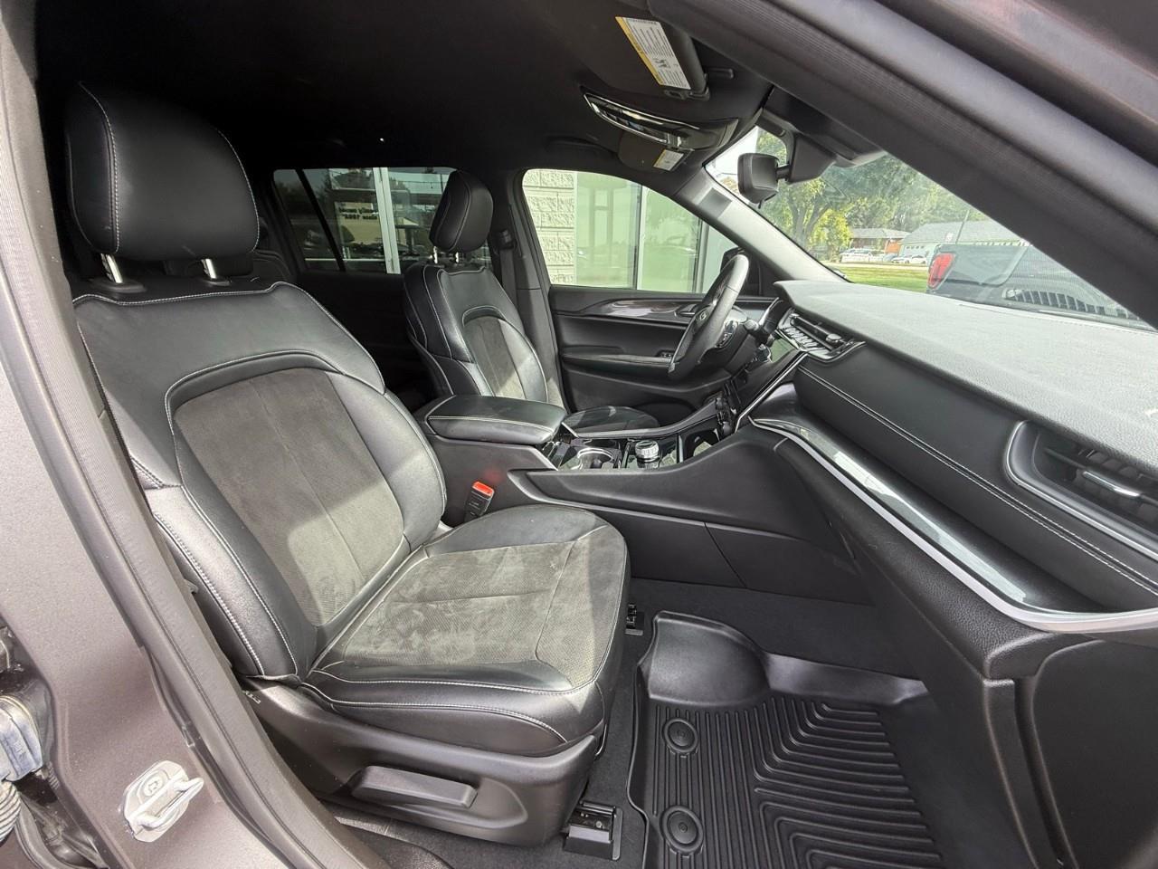 2023 Jeep Grand Cherokee L Laredo 4dr 4x4 Photo