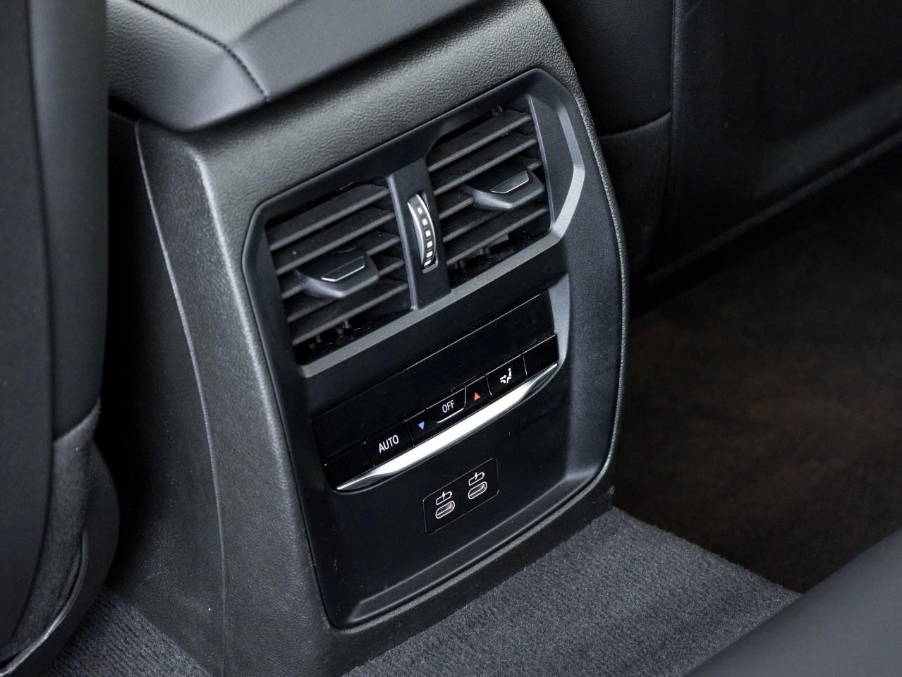 2024 BMW 330 i xDrive 4dr All-Wheel Drive Sedan Photo