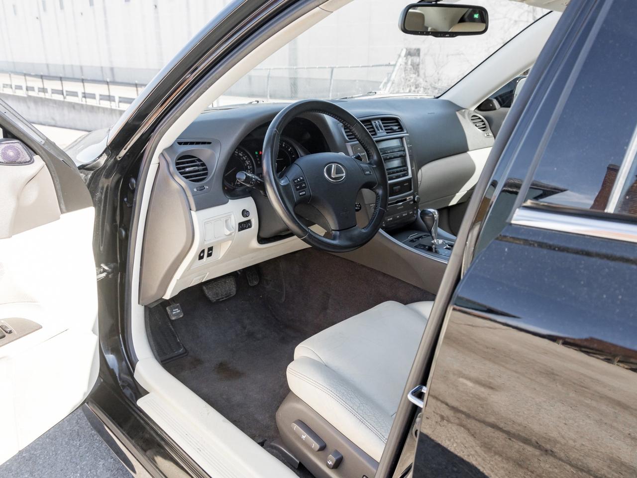 2009 Lexus IS RWD, LEATHER, SUNROOF Photo