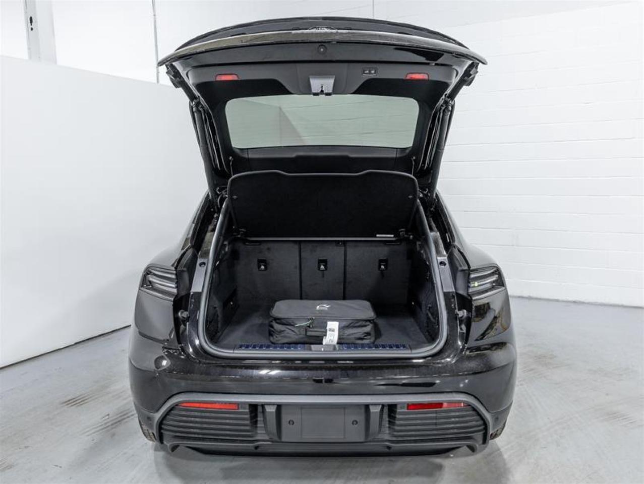2025 Porsche Macan  Photo