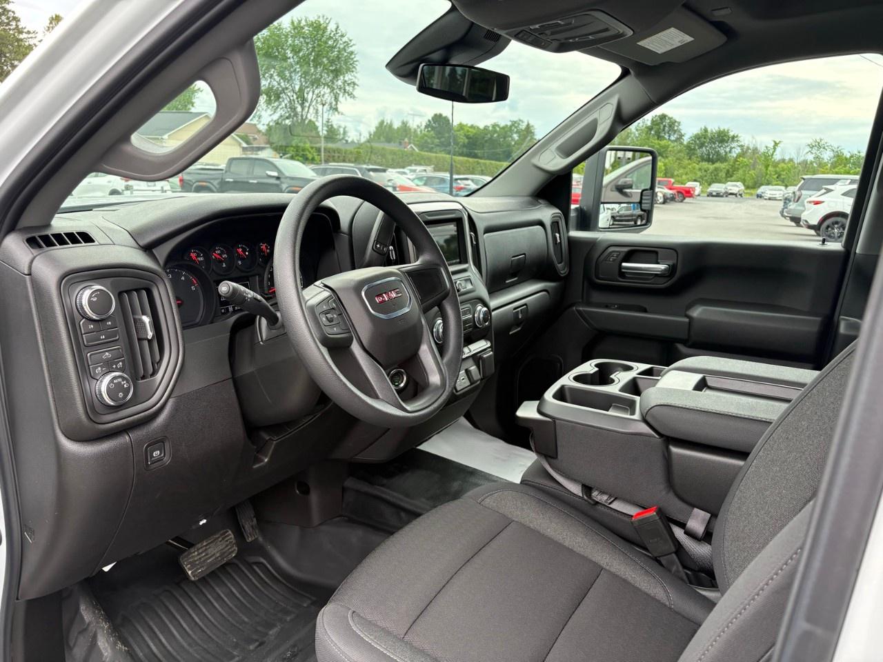 2026 GMC SIERRA 2500HD Crew Cab Standard Box 4-Wheel Drive Pro Photo
