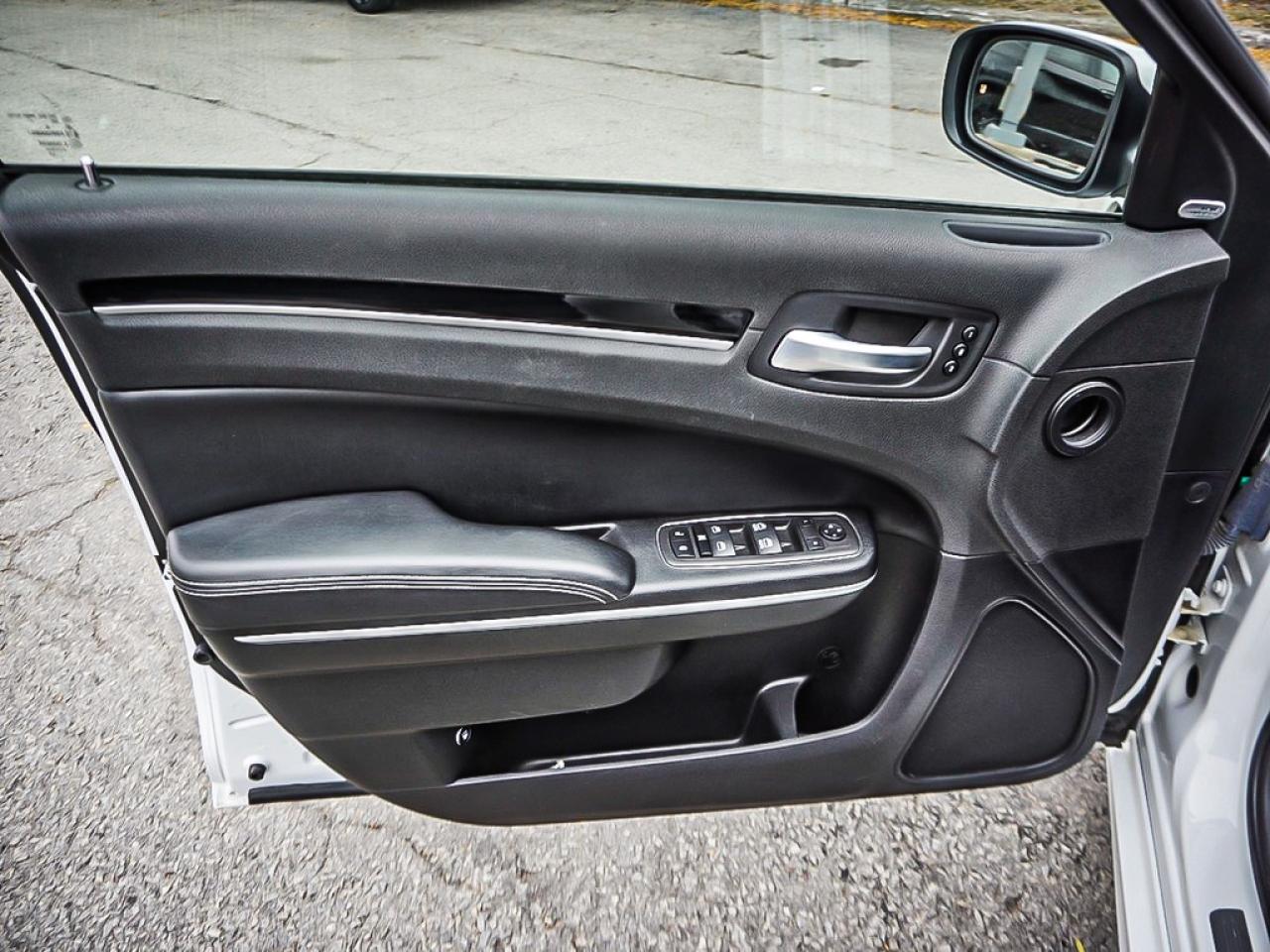 2023 Chrysler 300  Photo