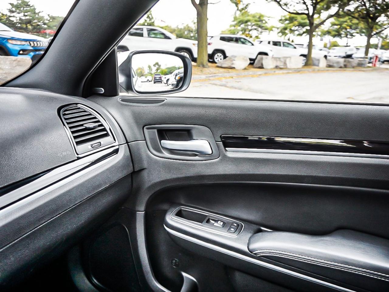 2023 Chrysler 300  Photo