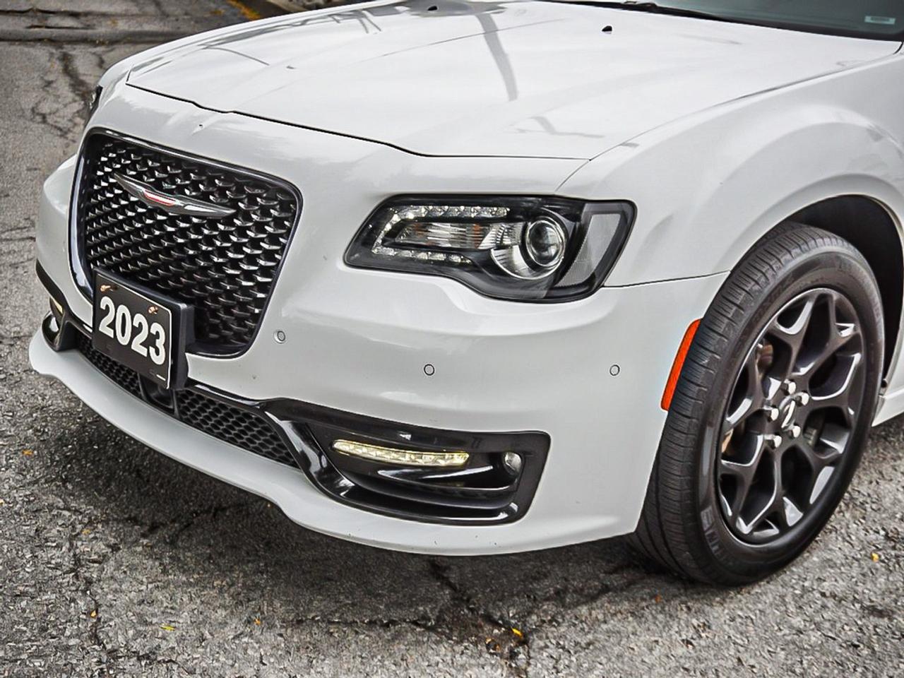 2023 Chrysler 300  Photo3