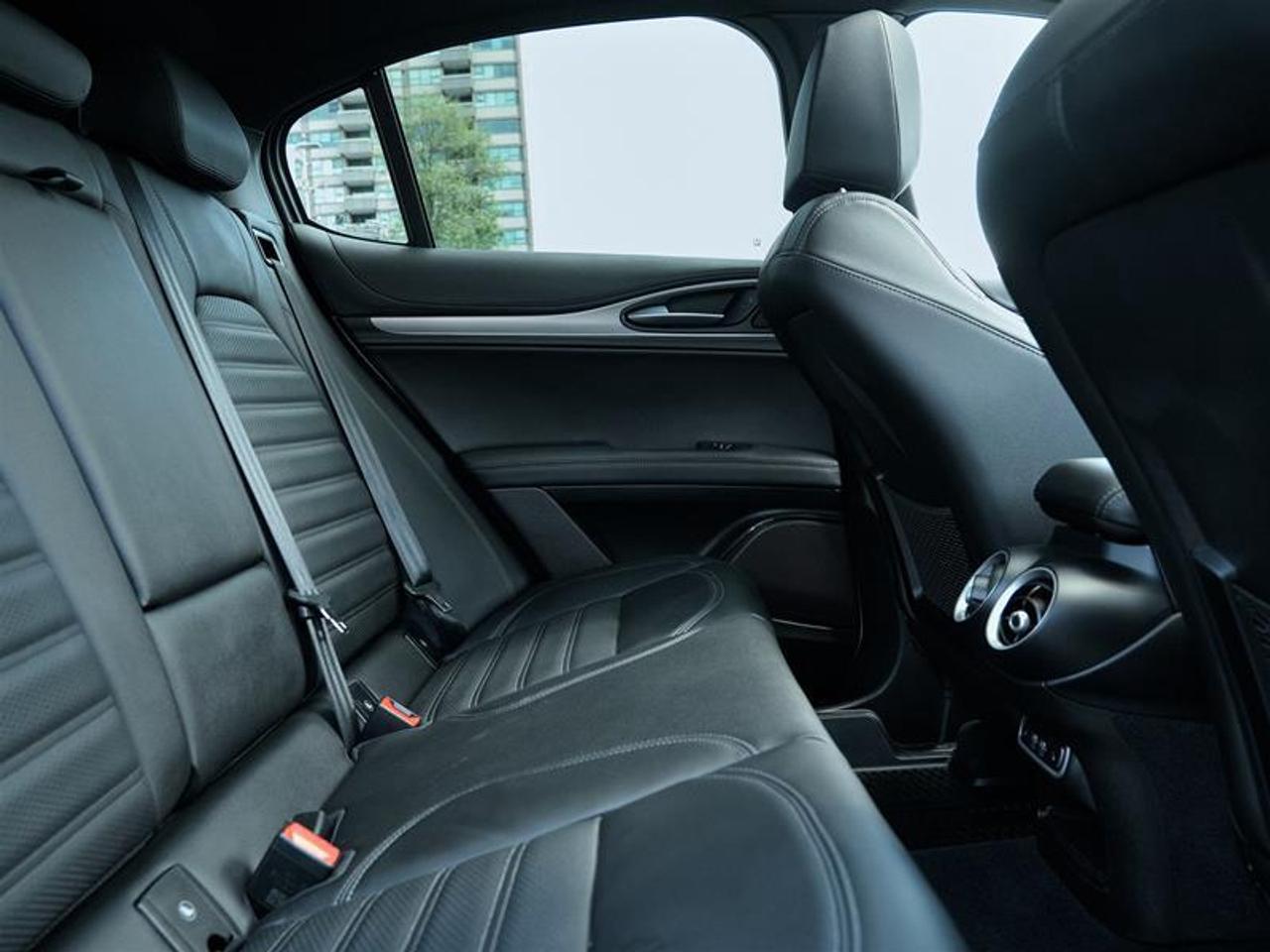 2025 Alfa Romeo Stelvio AWD Photo