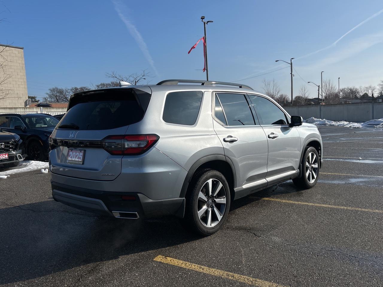 2025 Honda Pilot Touring Leather  Navigation  Sunroof  CarPlay Photo