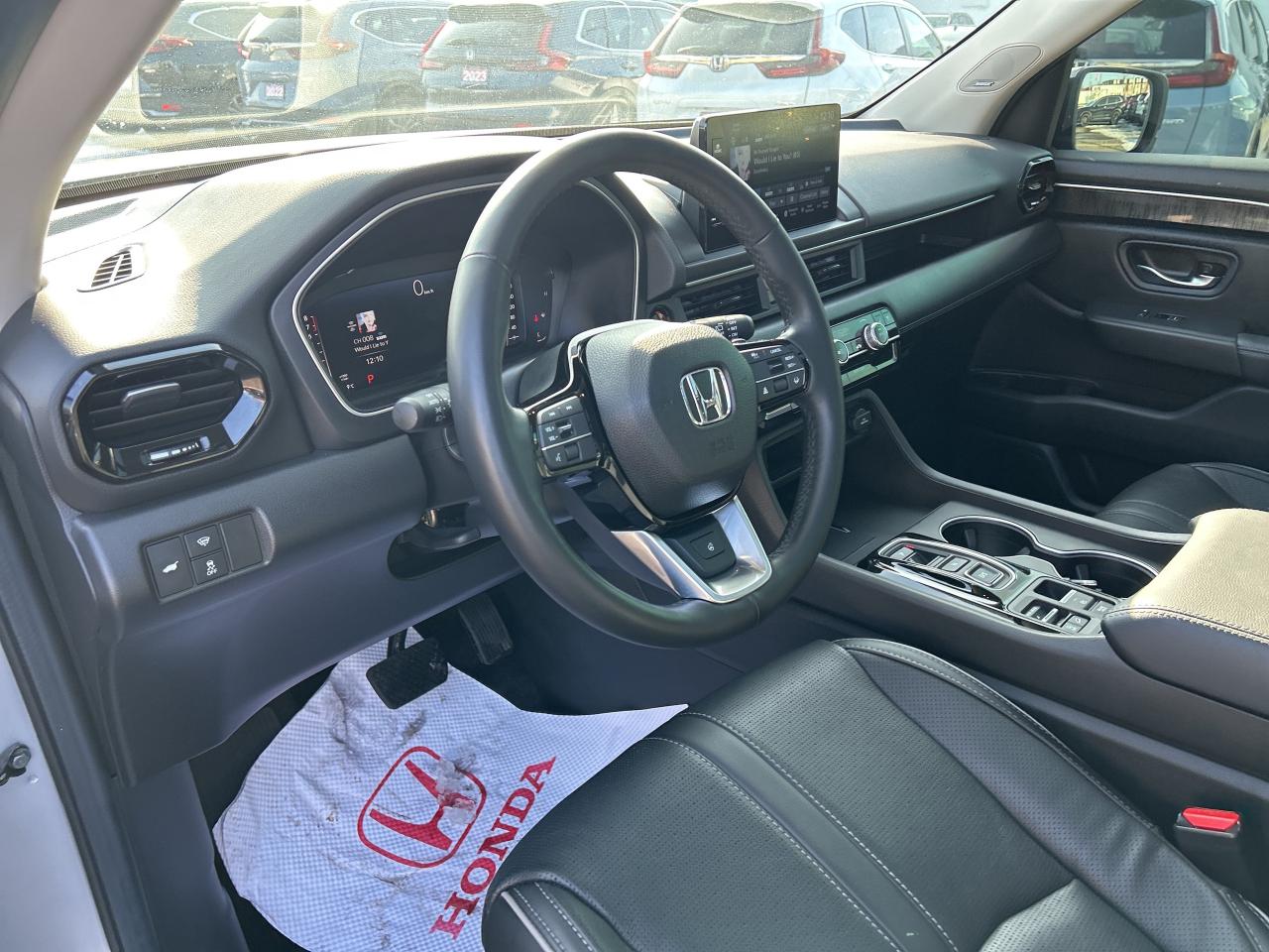 2025 Honda Pilot Touring Leather  Navigation  Sunroof  CarPlay Photo