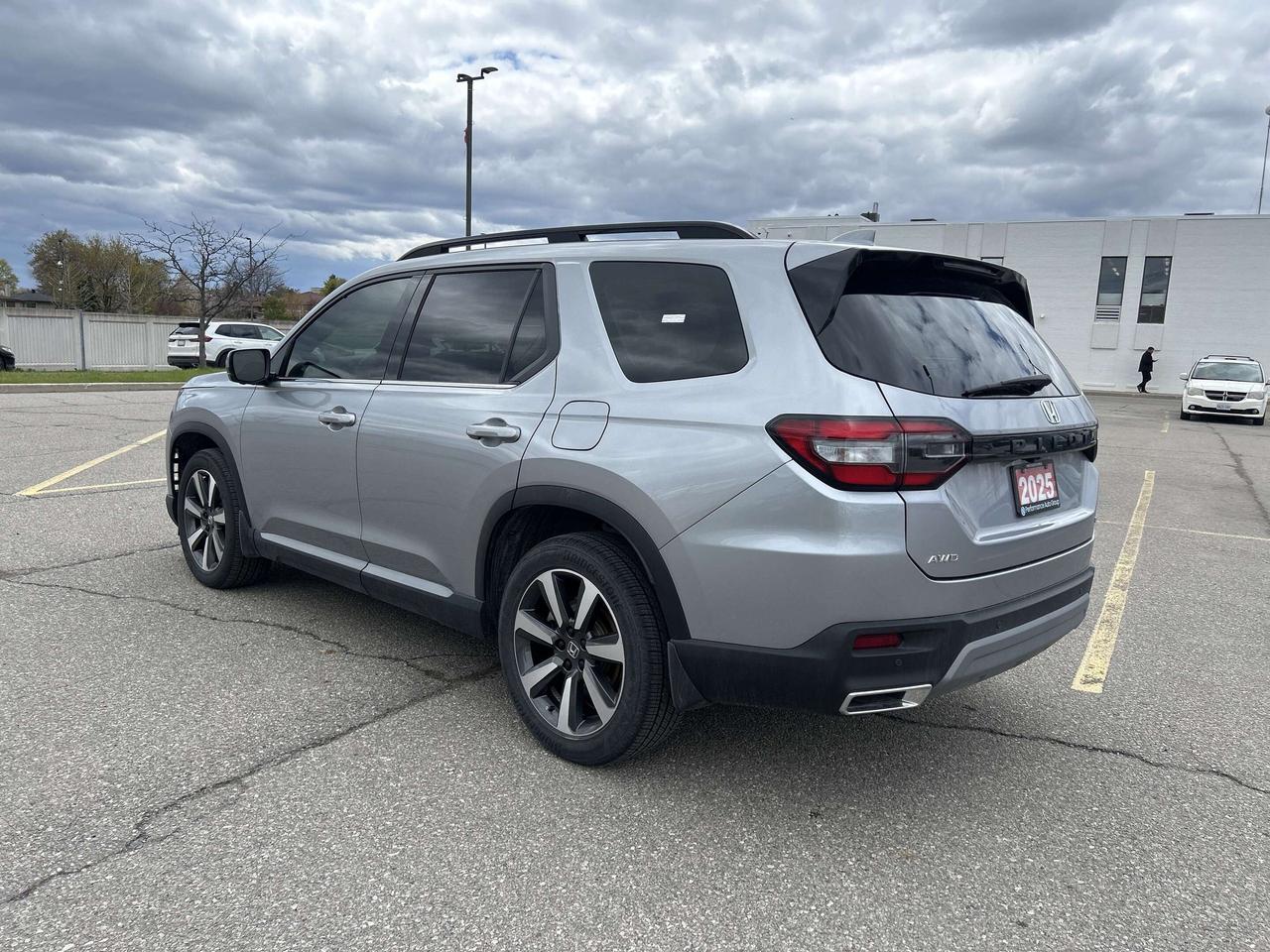 2025 Honda Pilot Touring Leather  Navigation  Sunroof  CarPlay Photo