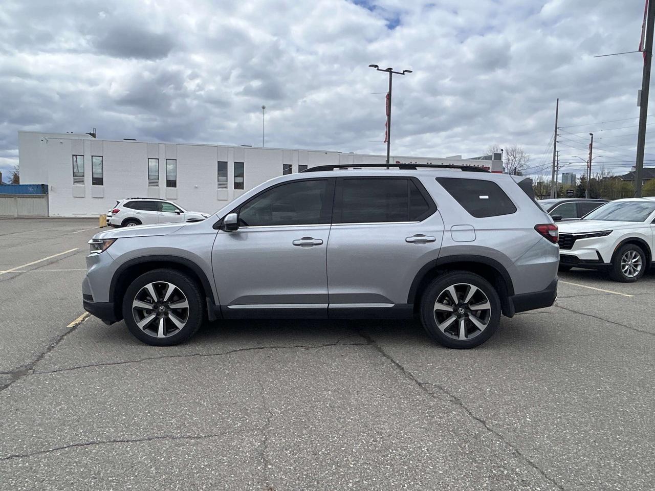 2025 Honda Pilot Touring Leather  Navigation  Sunroof  CarPlay Photo