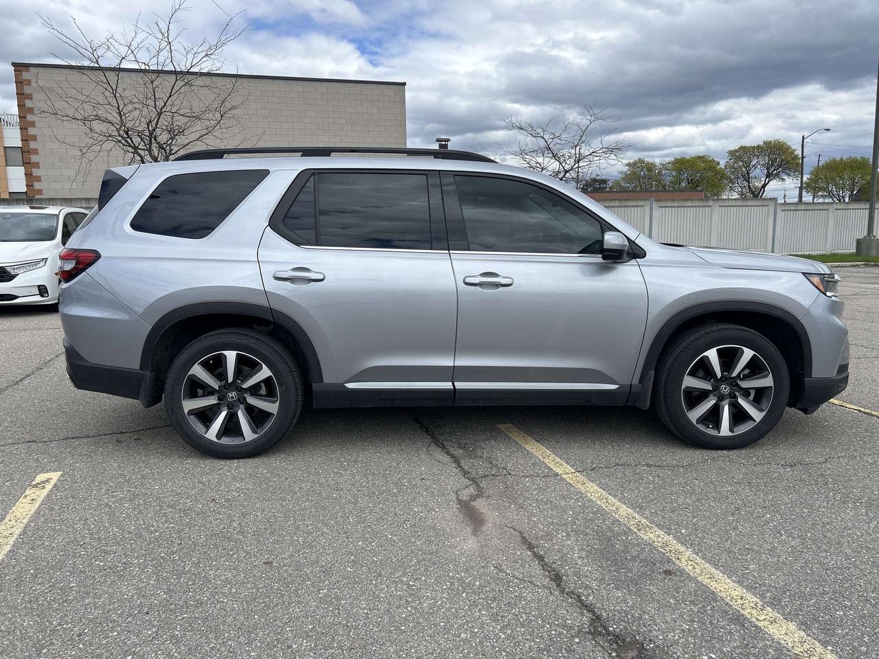 2025 Honda Pilot Touring Leather  Navigation  Sunroof  CarPlay Photo