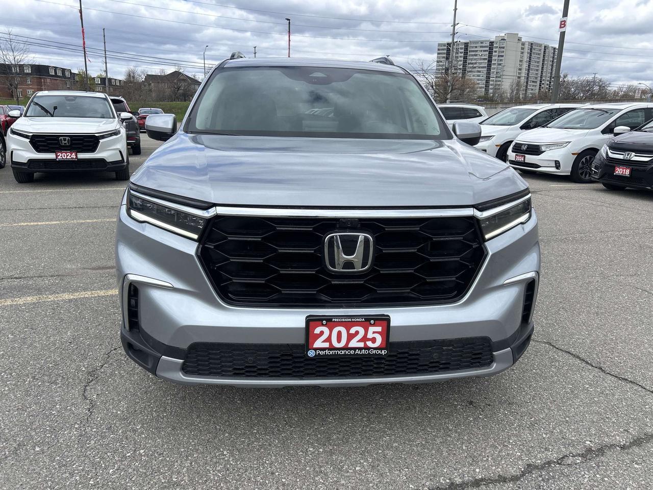 2025 Honda Pilot Touring Leather  Navigation  Sunroof  CarPlay Photo