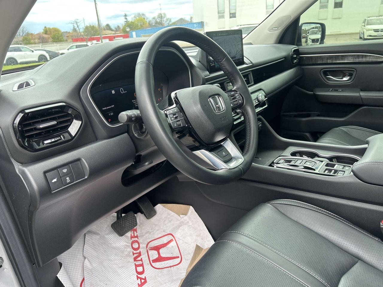 2025 Honda Pilot Touring Leather  Navigation  Sunroof  CarPlay Photo