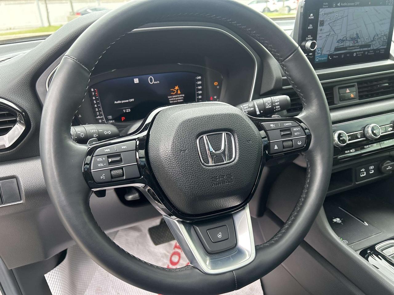 2025 Honda Pilot Touring Leather  Navigation  Sunroof  CarPlay Photo