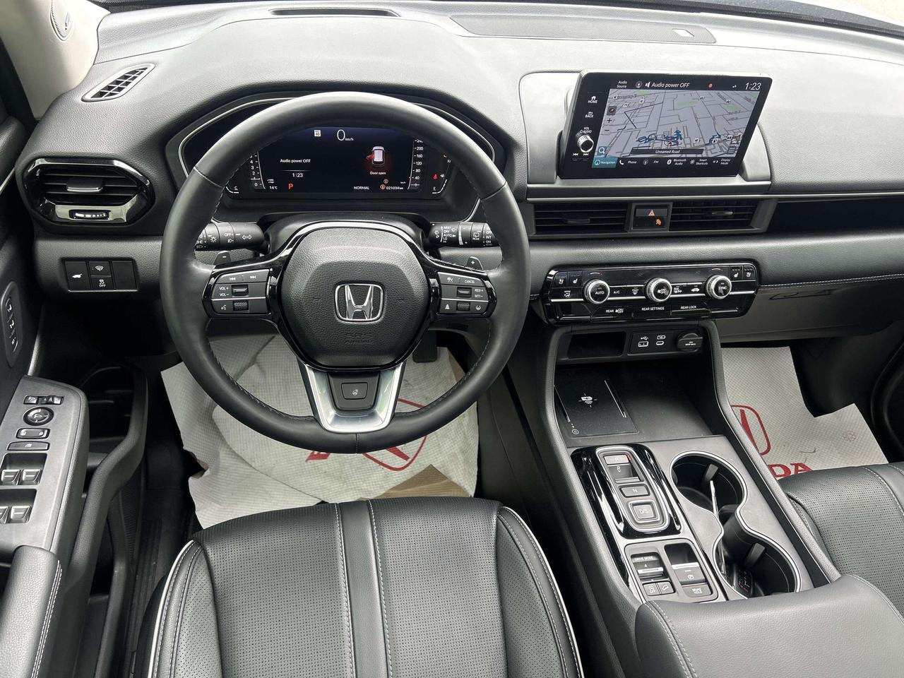 2025 Honda Pilot Touring Leather  Navigation  Sunroof  CarPlay Photo