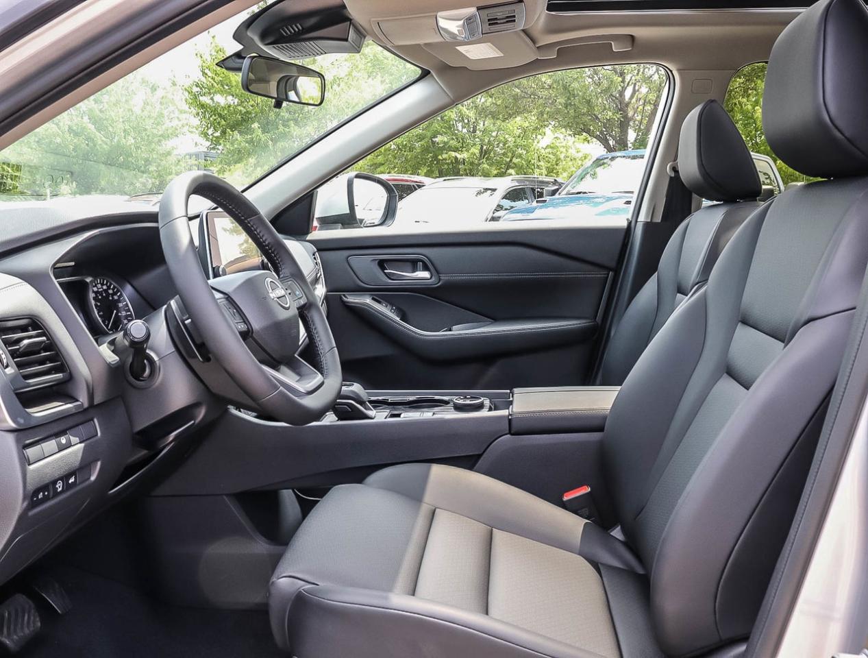 2025 Nissan Rogue SV Moonroof LEATHER/LOW RATES Photo