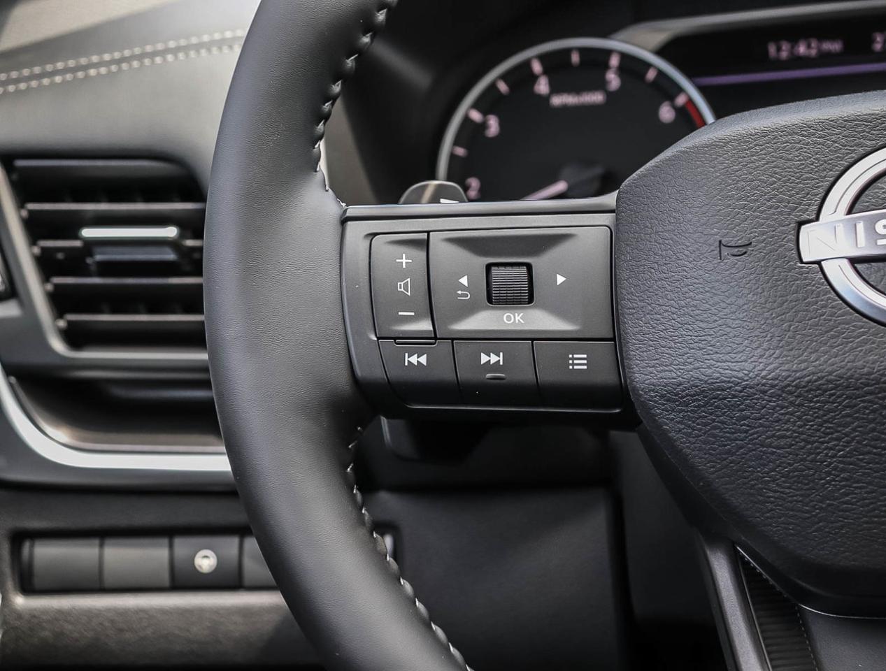 2025 Nissan Rogue SV Moonroof LEATHER/LOW RATES Photo