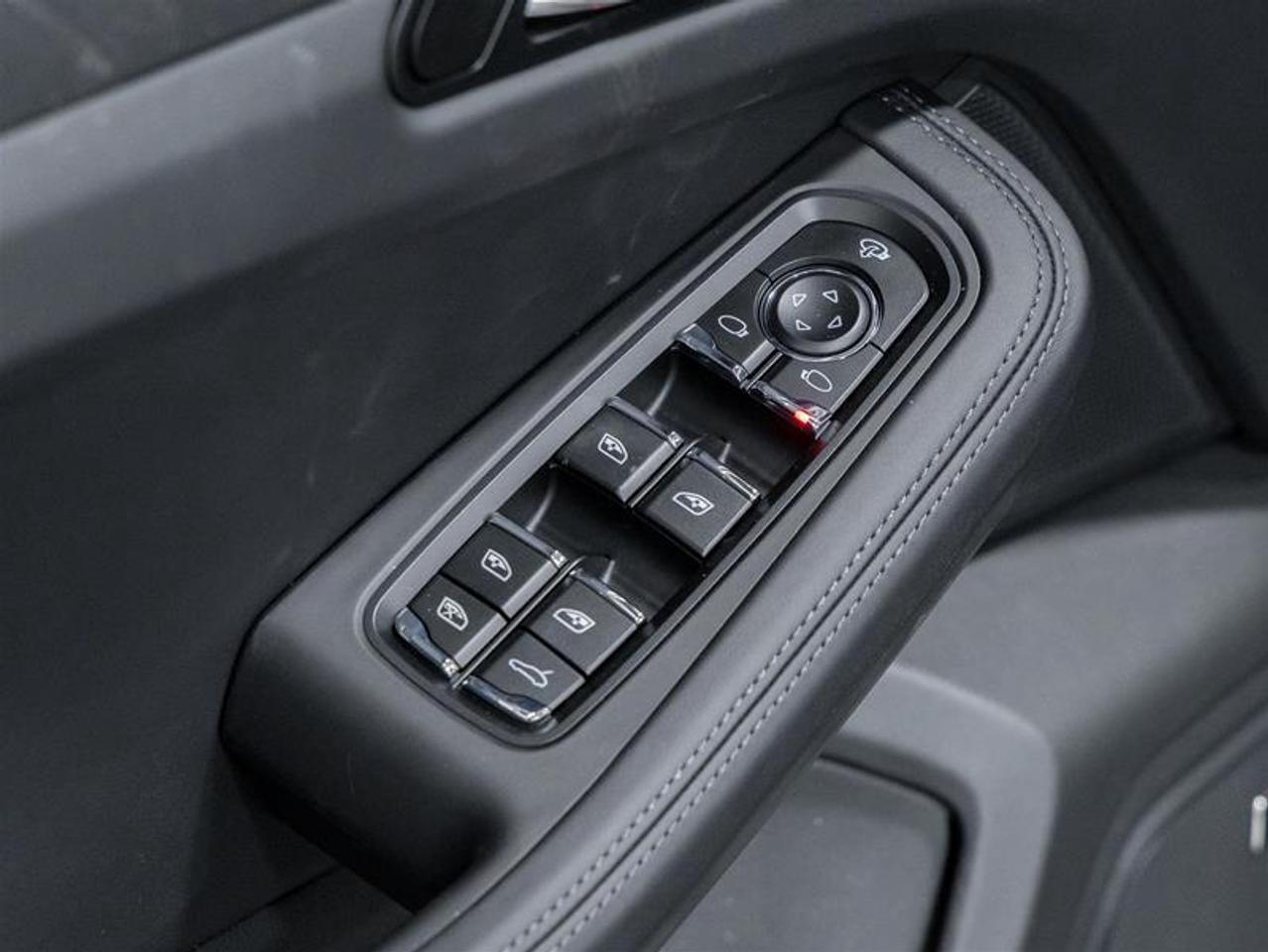 2025 Porsche Macan  Photo