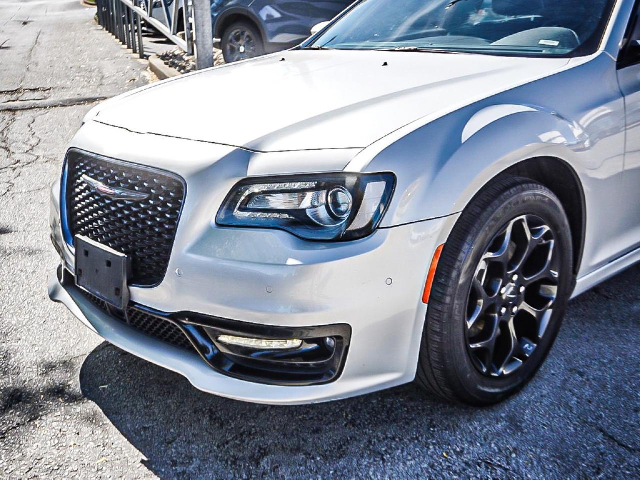 2023 Chrysler 300  Photo3