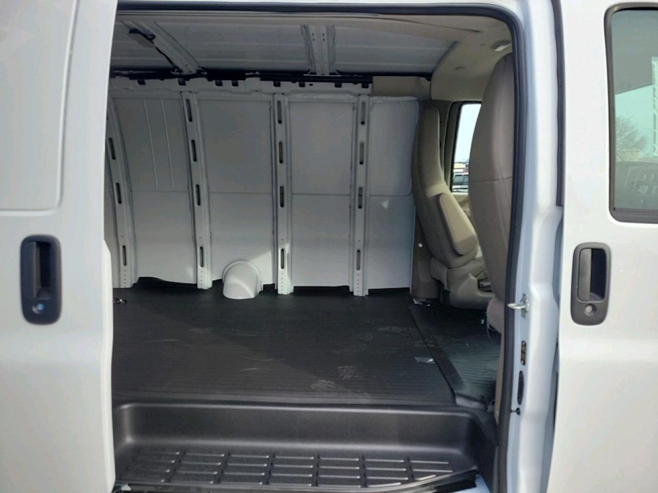 2025 GMC Savana 3500 Work Van Rear-Wheel Drive Extended Cargo Van Photo