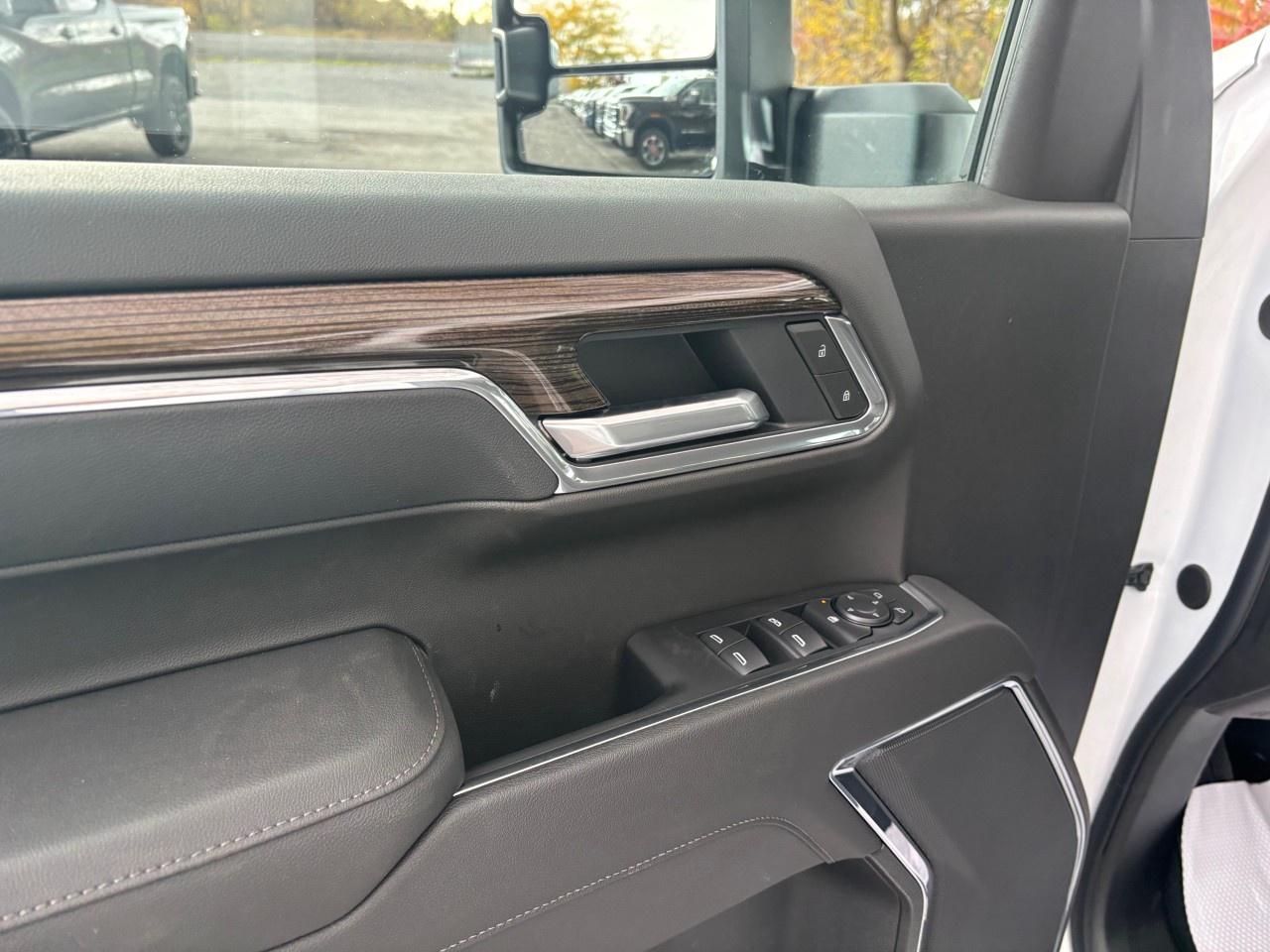 2026 Chevrolet Silverado 1500 Crew Cab Standard Box 4-Wheel Drive LT Photo2