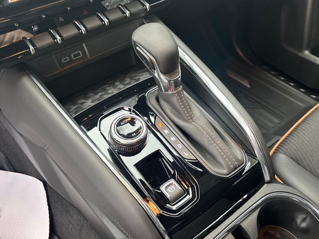 2026 GMC Canyon Crew Cab Short Box 4-Wheel Drive AT4 Photo