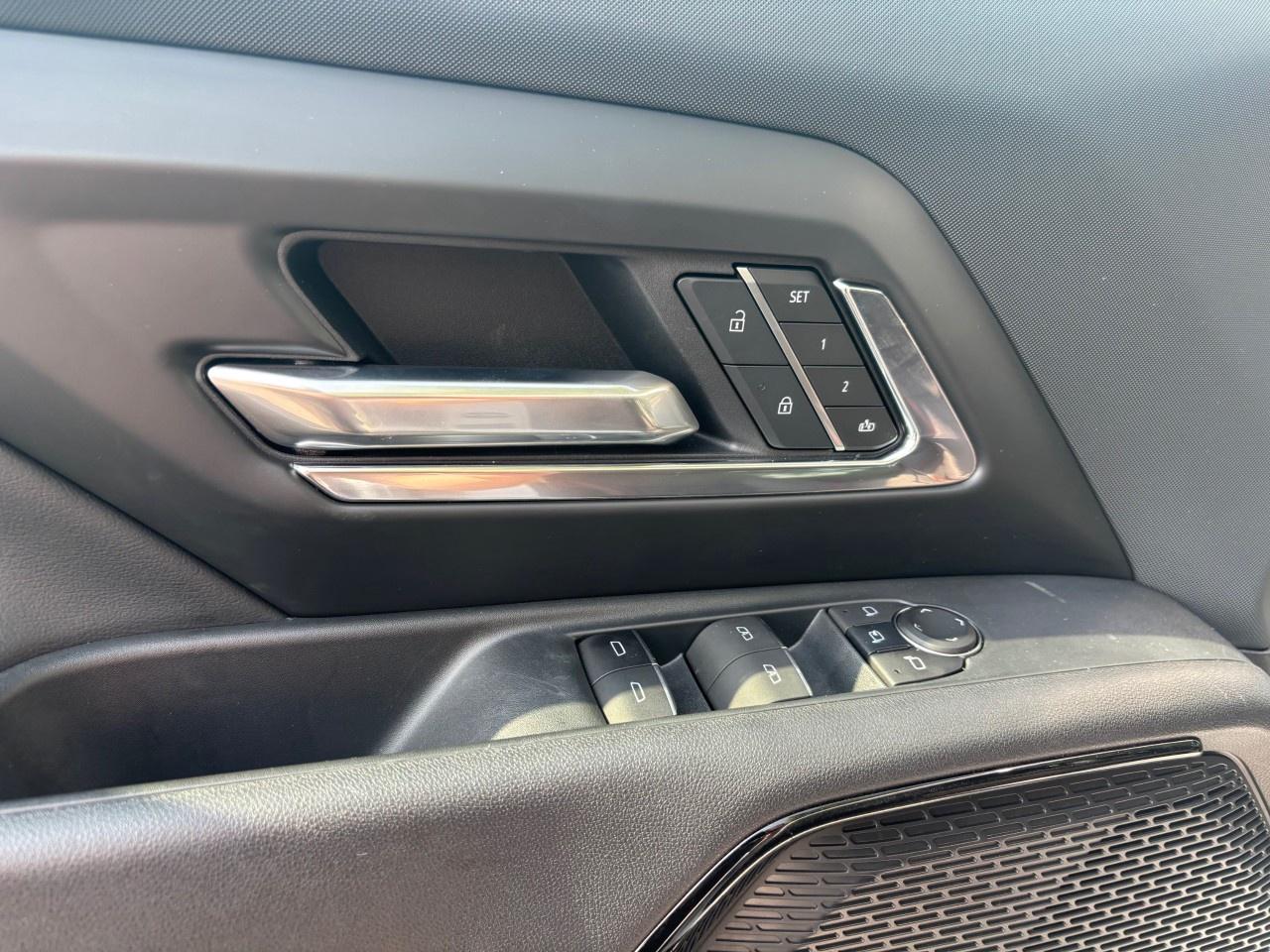 2025 Chevrolet Silverado EV e4WD Crew Cab Extended Range RST Photo2