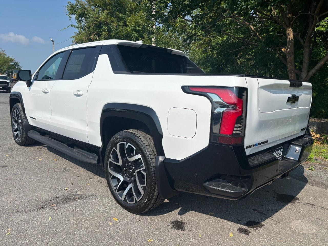 2025 Chevrolet Silverado EV e4WD Crew Cab Extended Range RST Photo