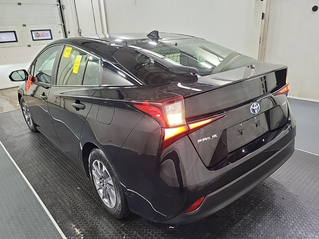 2019 Toyota Prius One Owner l FWD l Hybrid l Leather l 1.8L l 4Cyl Photo3