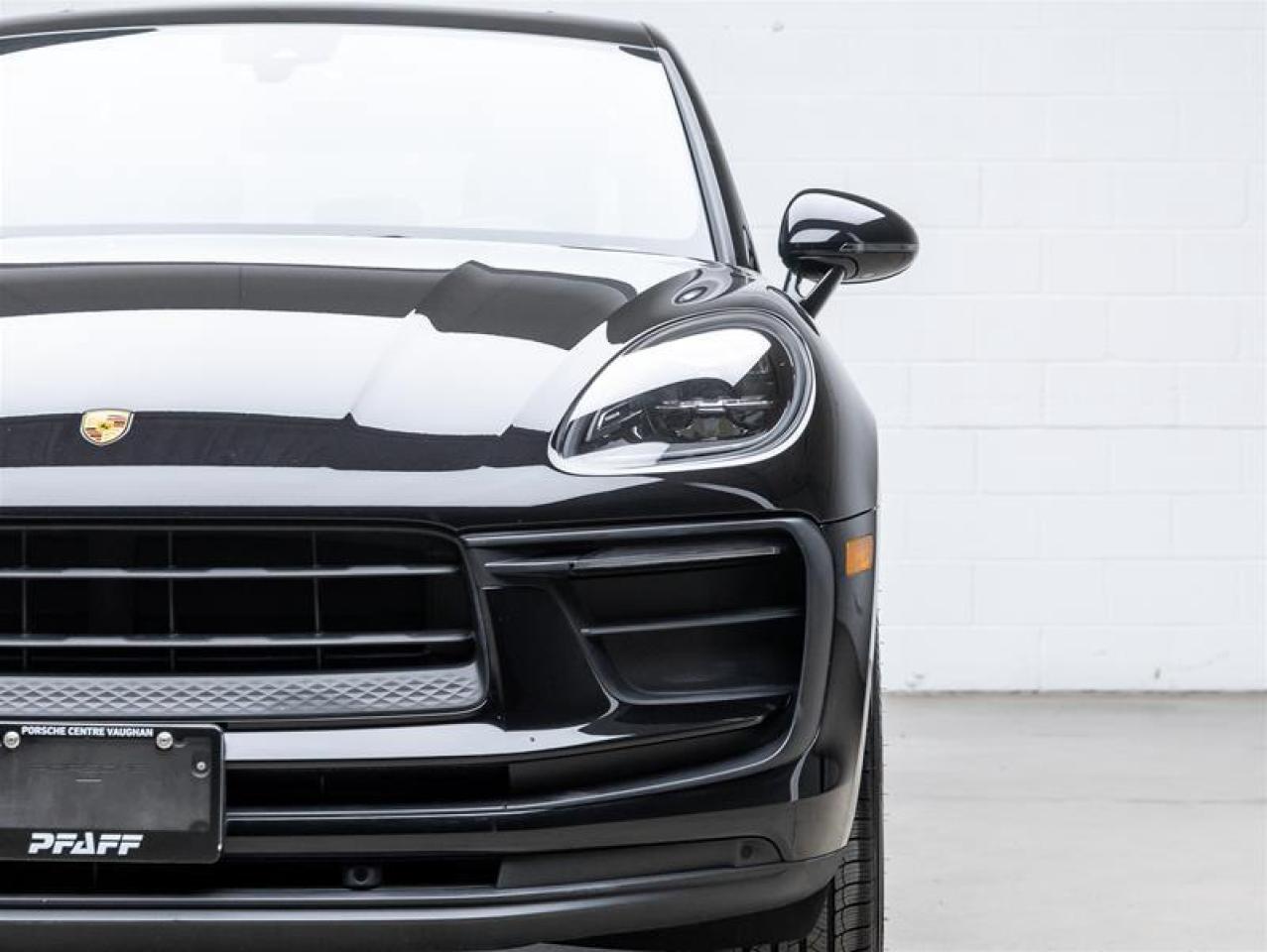 2023 Porsche Macan  Photo3