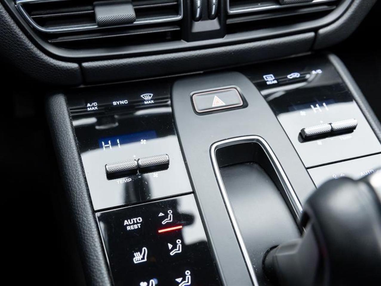 2023 Porsche Macan  Photo