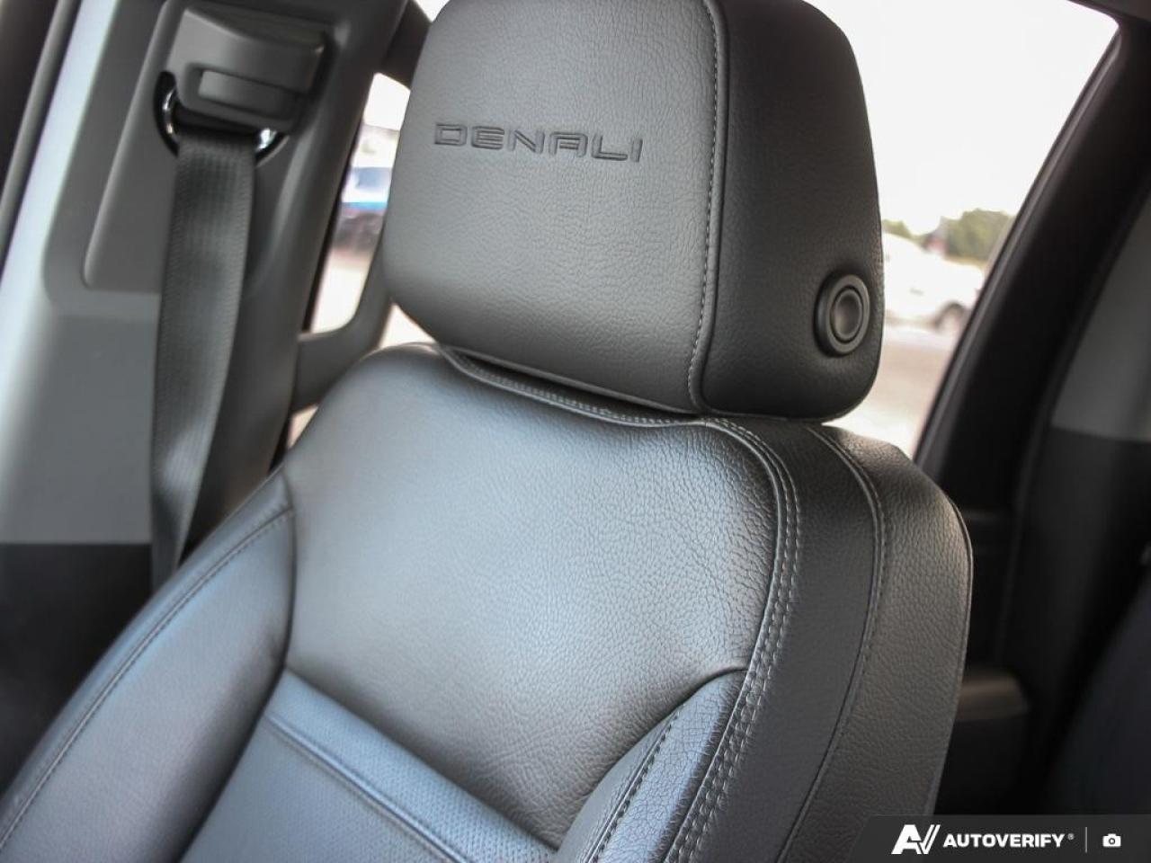 2023 GMC SIERRA 2500HD 4WD Crew Cab Standard Box Denali Photo