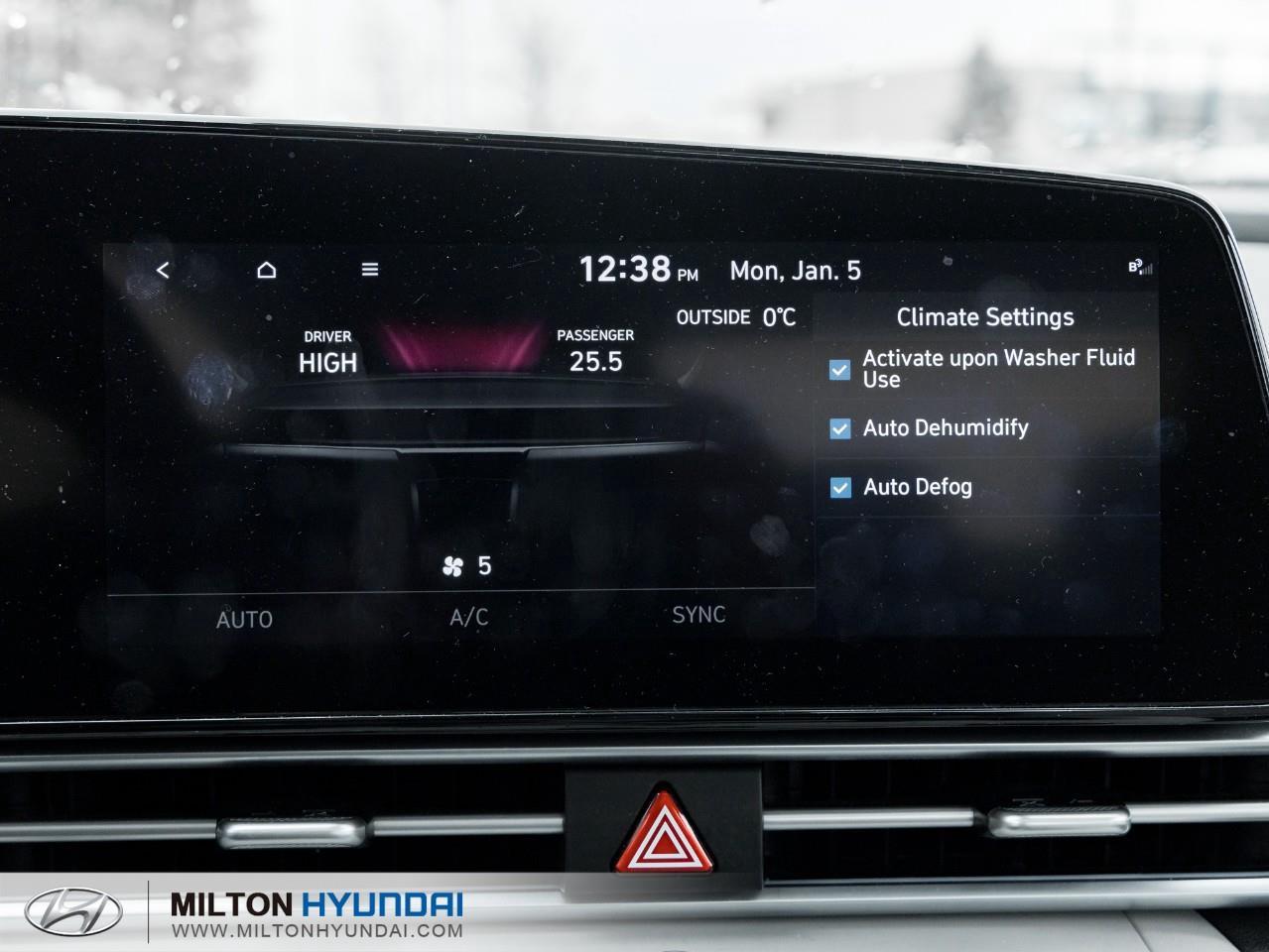 2022 Hyundai Elantra Ultimate Tech w/Two-Tone Interior 4dr Sedan Photo