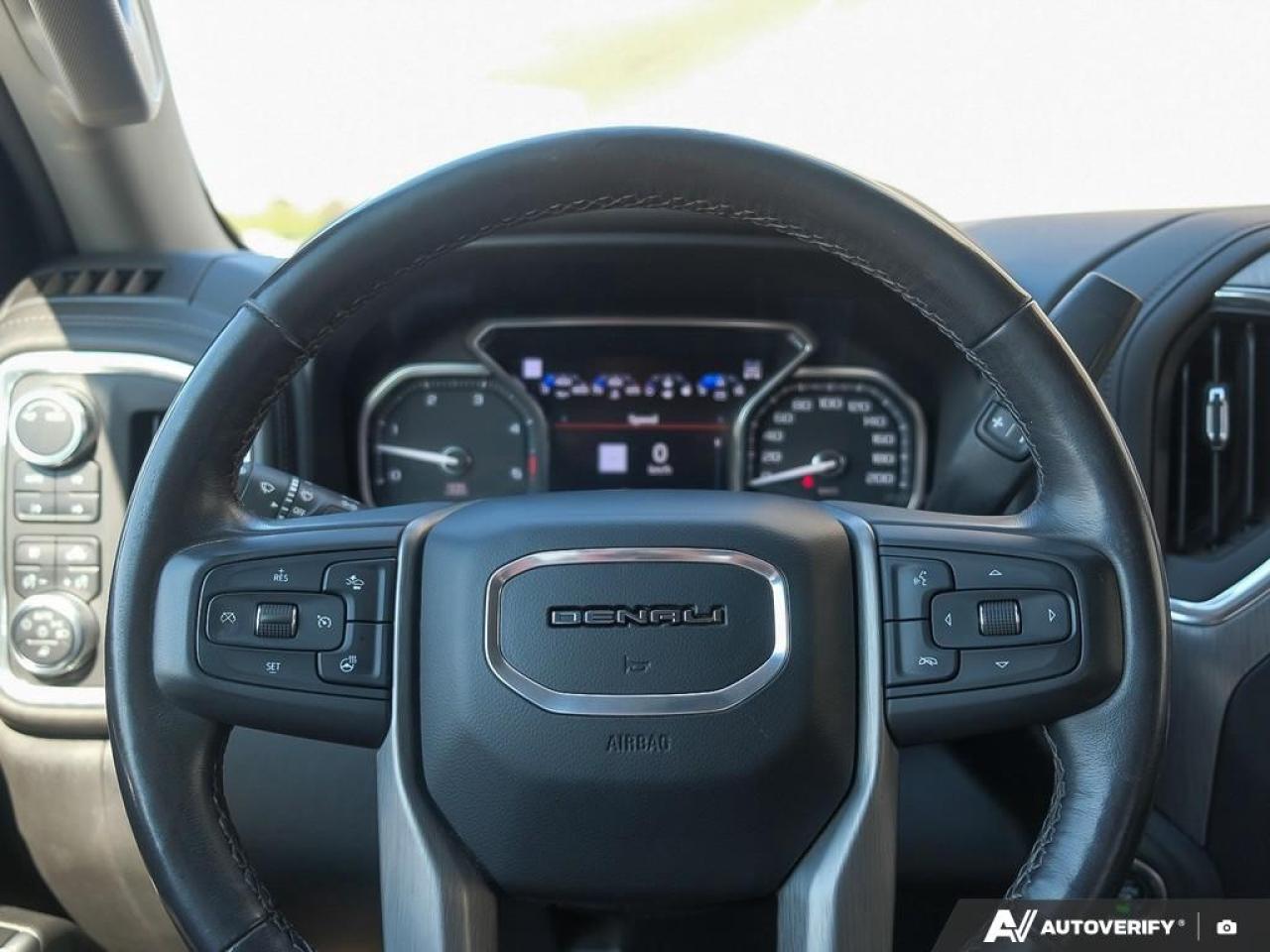 2022 GMC SIERRA 2500HD 4WD Crew Cab Standard Box Denali Photo