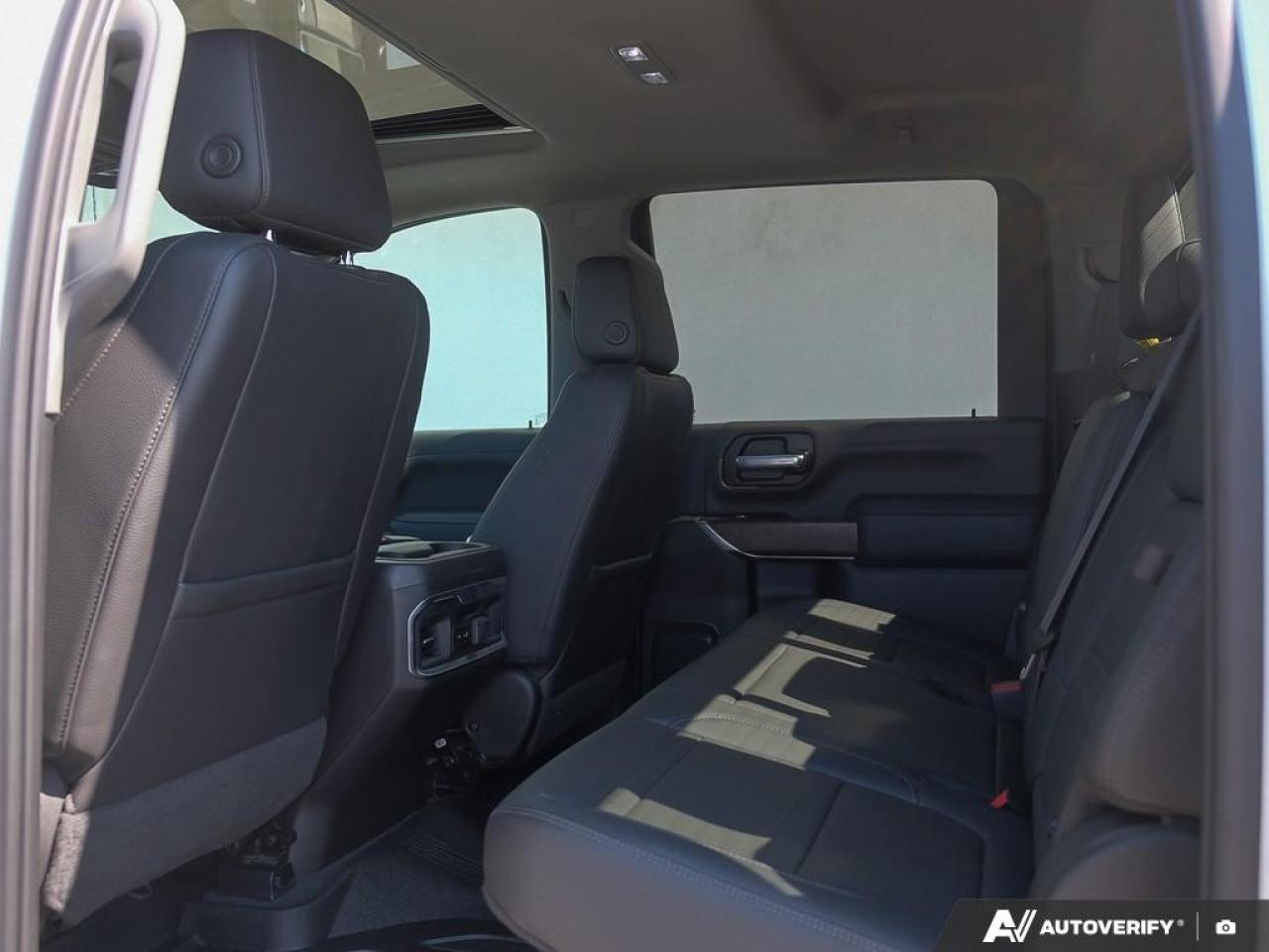 2022 GMC SIERRA 2500HD 4WD Crew Cab Standard Box Denali Photo