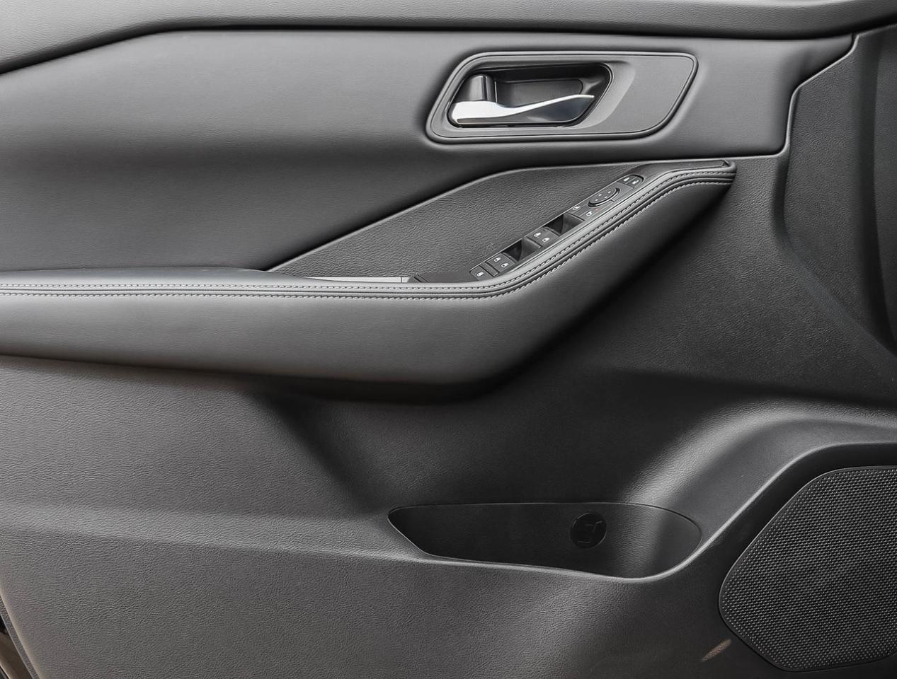 2025 Nissan Rogue SV Moonroof ALMOST NO KM'S Photo