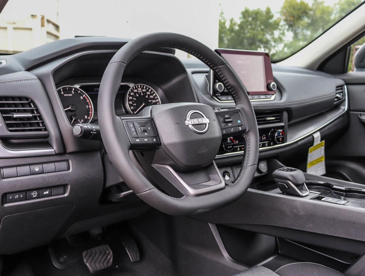 2025 Nissan Rogue SV Moonroof ALMOST NO KM'S Photo