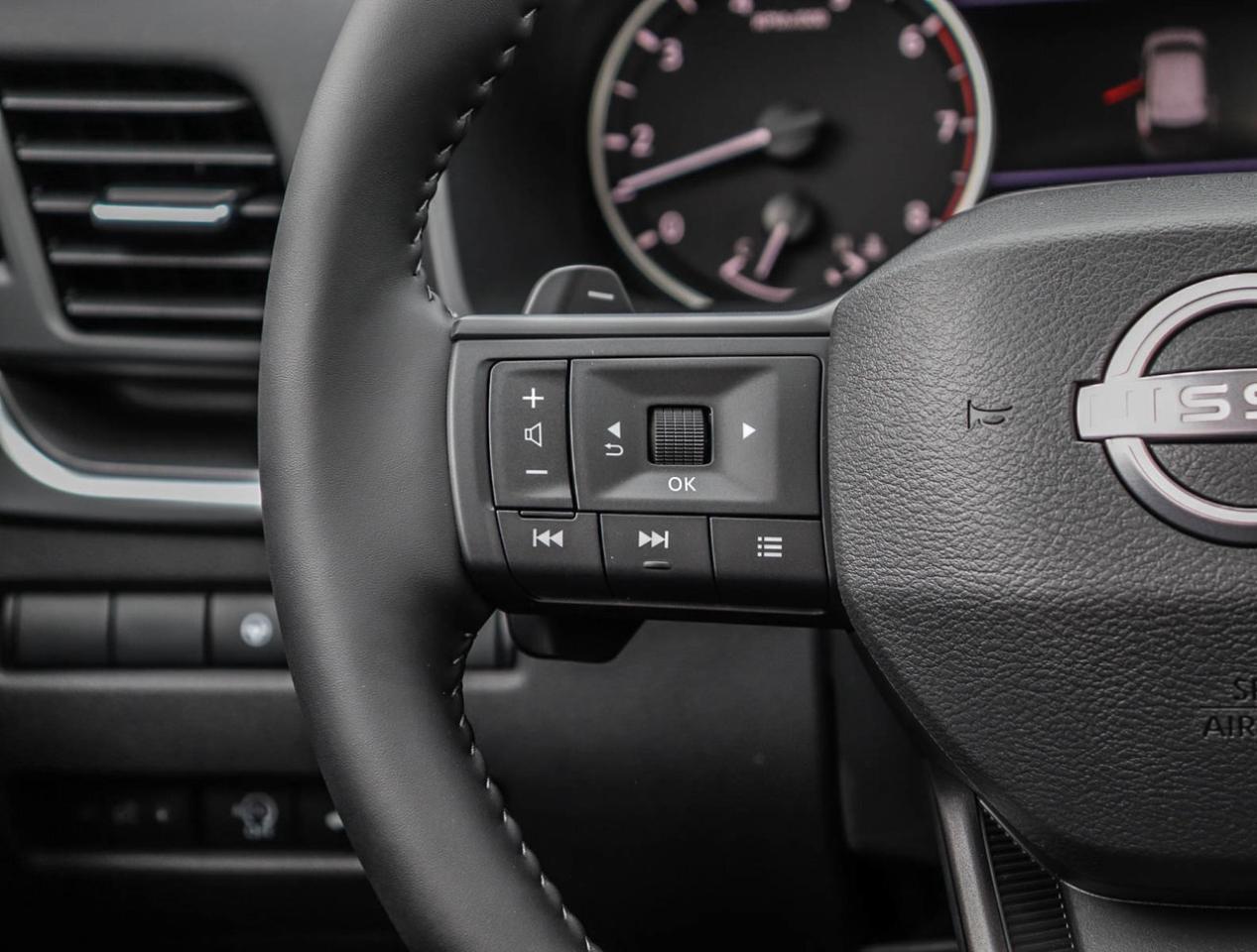 2025 Nissan Rogue SV Moonroof ALMOST NO KM'S Photo