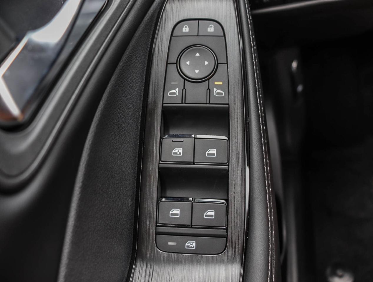 2025 Nissan Rogue SV Moonroof ALMOST NO KM'S Photo